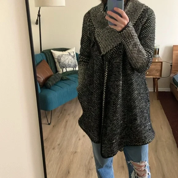 Black & white statement Sweater coat - Picture 13 of 13